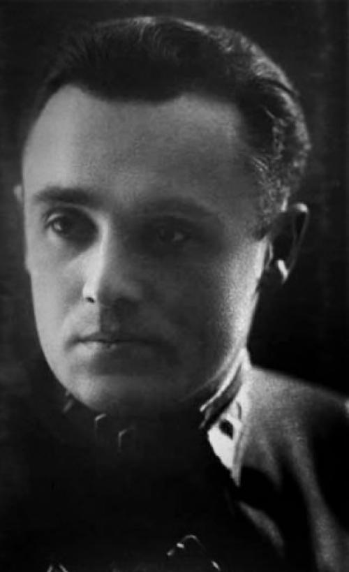 В 1933 году Королев получает должность заместителя директора Реактивного научно-исследовательского института. Ему настоятельно "рекомендуют" забыть о полетах в космос и сосредоточиться на ракетостроении.