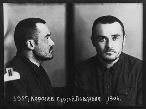 1. Во время пыток ему сломали челюсти 27 июня 1938 года Королев был арестован по обвинению во вредительстве. Он был подвергнут пыткам, по некоторым данным, во время пыток ему сломали обе челюсти.