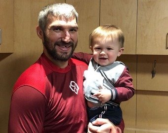 Сын Овечкина порадовал спортивных фанатов, впервые увидев папу по телевизору Сын Овечкина порадовал спортивных фанатов, впервые увидев папу по телевизору