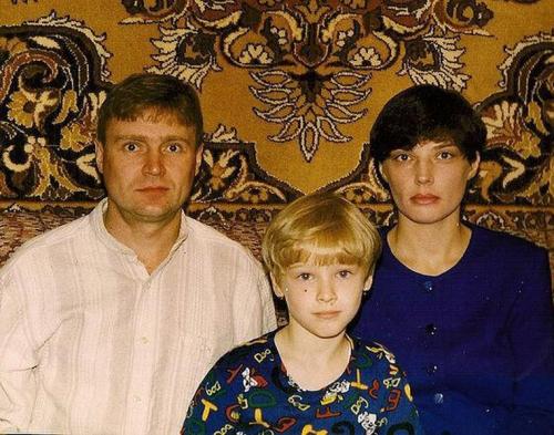 Алена Шишкова, модель 20 лет назад мне было 7 лет. Мама про меня тогдашнюю говорит так: «Ты была такая же, как сейчас — высокая, тоненькая, очень веселая, маленький сгусток энергии. Пела, танцевала, выступала на всех утренниках, учила стихи по несколько страниц, пела в школьном хоре. При этом в 7 лет каталась на роликах, велосипеде, коньках, лыжах, ходила со мной на фитнес, отлично плавала с папой. Охотно рисовала, шила и вязала с бабушкой. Откуда на все энергии хватало, для нас оставалась загадкой».