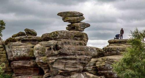 2. Уникальный памятник под названием Бримхемская формация камней (Brimham Rocks) в Северном Йоркшире природа создавала более 320 млн лет. И еще столько же лет он мог бы простоять, радуя прибывающих к нему туристов, если бы не группа местных подростков. Им показалось, что будет забавным столкнуть камень со скалы, в результате чего тот разбился и разлетелся на мелкие кусочки.