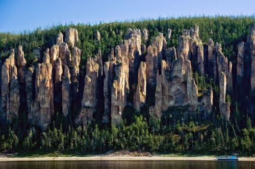 Ленские столбы, Республика Саха Вдоль правого берега великой Лены грозными утесами возвышаются знаменитые Ленские столбы. Они появились в результате длительного воздействия ветра на некогда неприступные каменные утесы. В этих диких местах нет ни одного поселения, что вкупе с необычными видами вызывает у многих туристов некие мистические переживания. Этот уникальный памятник занесен во всемирный реестр ЮНЕСКО.