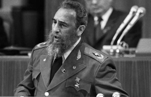 Хотя насчет точности приведенной выше цифры могут быть сомнения, нет сомнений в том, что партнеры Кастро исчисляются тысячами. Когда Анна Луиза Бардах спросила его в 1993 году для своей статьи, сколько у него детей, он ответил: «Почти племя». В ходе исследований для своей книги Бардах узнала о сильной привлекательности Кастро для противоположного пола, в годы до и после революции 1959 года. По сообщениям СМИ, поклонницы падали в обморок после того, как он с триумфом прибыл в Гавану после ранних поездок в США. Кастро объяснил Бардах, что секс он рассматривает как неотъемлемое право. Бардах сказала: «Я так и не смогла объяснить ему, почему возник скандал с Клинтоном и Моникой Левински. Он был по-настоящему озадачен тем, что обилие подруг может привести к каким-то политическим последствиям».