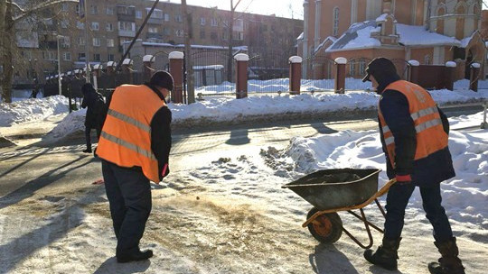 Коммунальщики обрабатывают улицы противогололедными реагентами