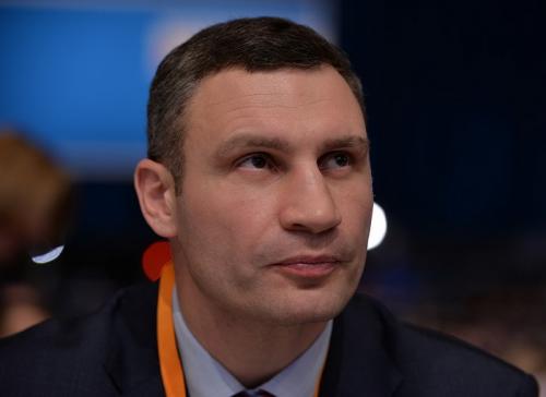 5. Виталий Кличко Кличко теперь может быть известен больше своей политической карьерой, но этот отставной профи считается одним из самых богатых боксеров в истории. Став профессионалом в 1996 году, он вскоре продемонстрировал свою силу и точность в ринге. Это привело к тому, что он получил титул чемпиона мира в супертяжелом весе по версии WBO в 1999 году. Затем Кличко начал долгую и успешную профессиональную карьеру, в результате чего у него остался собственный капитал в 80 миллионов долларов.