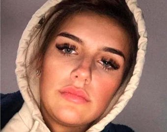 Девушка сделала селфи, не заметив пугающую деталь Девушка сделала селфи, не заметив пугающую деталь