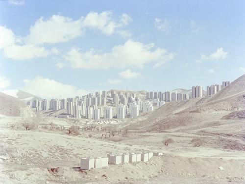 Пардис, Иран. Новостройки и знакомая нам история: многие из квартир были давно куплены на этапе строительства, но сроки завершения сдачи постоянно откладываются: