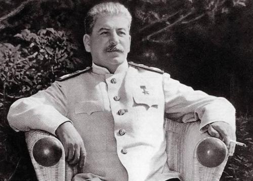 Когда еда была уже готова, кухарки и служанки несли еду на стол в кастрюлях и судках, закрытых тяжеленными крышками и обмотанных толстыми полотенцами. Еда очень быстро накладывалась на тарелку вождю, после чего мгновенно уносилась, на столе ее не оставляли.
