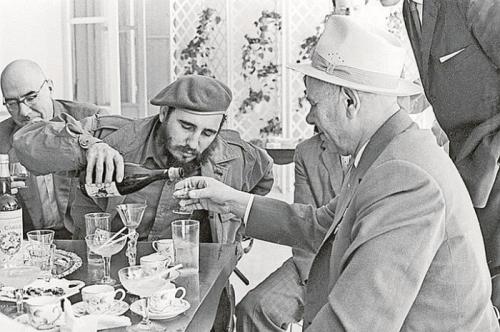 1. Фидель Кастро употреблял невообразимое количество кофеина и прожил до 90 лет У кубинского диктатора Фиделя Кастро в штате был специальный сотрудник, который обучал всех новеньких членов команды поваров команданте в любой момент быть готовым подать любимый напиток лидера. Готовился он так. Бралась маленькая кофейная чашечка для эспрессо, в нее клалось 8 чайных ложек растворимого кофе. Прямо туда тотчас добавлялся только что сваренный крепкий кубинский кофе. Получался совершенно не похожий на известные нам робусту и арабику жгучий напиток, который, по словам людей, окружавший команданте, никто ради забавы, эксперимента или на спор так и не смог даже глотнуть.
