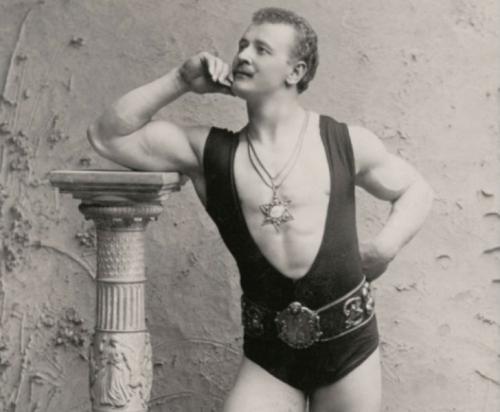 1900-е — время борцов и силачей Выступления силача Юджина Сэндоу в начале XX века вызывали у женщин такой же восторг, как в 60-х концерты The Beatles. Несколько статуэток с изображением культуриста есть и у Арнольда Шварценеггера.