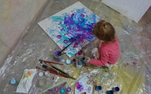 5-летняя Ника Стрелецкая из Днепра Все началось с того, что мама-художница на несколько минут оставила без присмотра свое полотно, краски и 9-месячного ребенка. "Краски были на полу, полотно было на полу. Она привстала и давай размазывать по холсту. Можно сказать, что она с картиной пошла..."