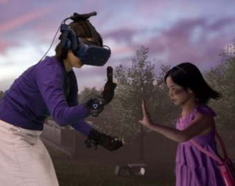 Мать встретилась в VR со своей умершей дочкой Мать встретилась в VR со своей умершей дочкой