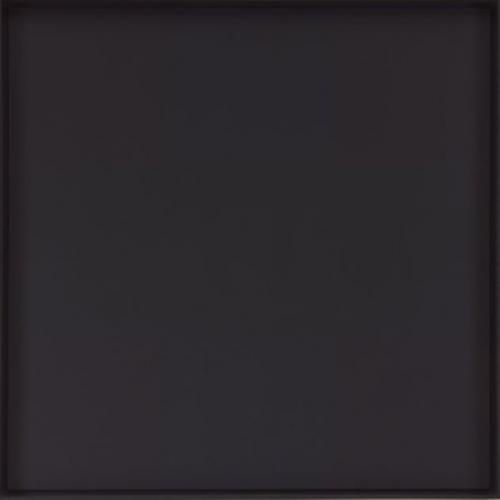 10. Абстрактная живопись, Эд Рейнхардт Адольф «Эд» Рейнхардт (Ad Reinhardt) – художник-абстракционист из Нью-Йорка, который был сторонником абстрактного экспрессионизма - подсознательного применения цвета и формы. Его ранние работы включали геометрические формы и другие традиционные техники. Но после 1940-х годов он стал рисовать полностью одноцветные картины. За последние 10 лет своей жизни он выпустил только серию квадратных полотен, окрашенных полностью в черный цвет. Они описывались как его «итоговые картины». После создания этих черных квадратов, он считал, что не осталось больше ничего, что можно было бы нарисовать. На первый взгляд они могут показаться совершенно безликими. Но есть и тонкие нюансы. Чтобы их заметить, потребуется много времени и усилий, которые не каждый готов этому посвятить. Когда картины впервые выставили в Музее Современного Искусства в Нью-Йорке, один посетитель в знак протеста отменил свое членство.