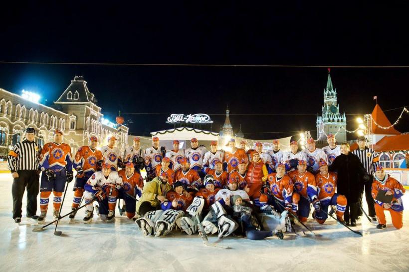 Роман Терюшков принял участие в хоккейном матче со звездами на Красной площади