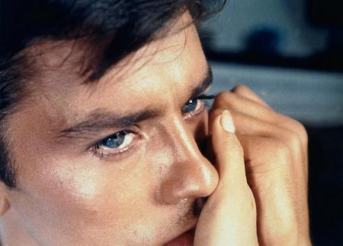 2. Ален Делон Ален Делон царствовал в СССР с 60-х до самой перестройки. Его любили все, он был настоящим «народным артистом», хотя и без официальных регалий. Даже в Политбюро закрывали глаза на некоторые его роли социально далеких элементов и чуть ли не официально называли «другом СССР». Наверное, неожиданно для самого себя он стал еще и законодателем моды. После фильма «Рокко и его братья» все мужчины стали носить «болоньевый плащ». В 80-х «Ален Делон» стало именем нарицательным и вполне самостоятельным образом массовой культуры.