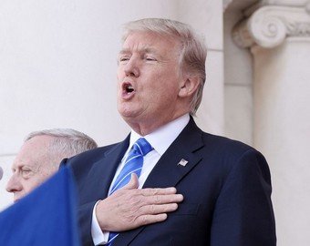 Трамп шокировал странным поведением во время исполнения гимна США Трамп шокировал странным поведением во время исполнения гимна США