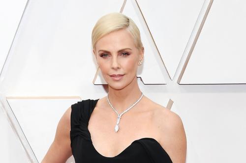 Шарлиз Терон Платиновое колье Tiffany & Co. со 165 бриллиантами и 21-каратным бриллиантом огранки «маркиз» Стоимость этого платинового колье с бриллиантами оценивают в $5 млн. Дизайн украшения создал арт-директор Tiffany & Co. Рид Кракофф, а на изготовление изделия ушло полтора года. Бренд отдельно подчеркнул, что главный герой колье — массивный 21-каратный бриллиант огранки «маркиз» — был добыт в алмазных копях африканского королевства Лесото с соблюдением всех этических и эко-норм.