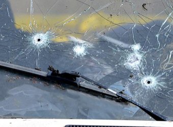 В Москве в автосалоне неизвестные обстреляли машины В Москве в автосалоне неизвестные обстреляли машины