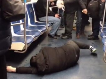 В Москве задержали пранкера, изобразившего в метро приступ коронавируса В Москве задержали пранкера, изобразившего в метро приступ коронавируса