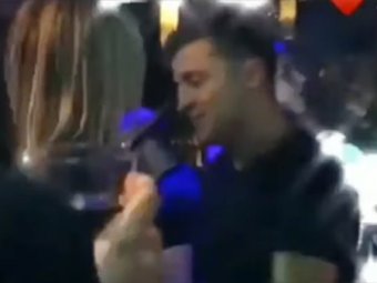 В Сеть слили видео с танцующим в клубе Зеленским В Сеть слили видео с танцующим в клубе Зеленским