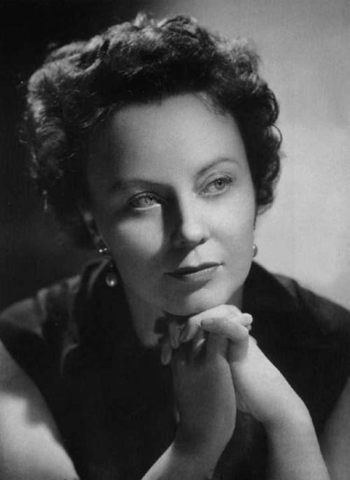 Магда Оливеро, 76 лет на сцене Итальянская певица с самой длительной карьерой, которая началась в 1933 году, за одиннадцать лет до Ренаты Тебальди и за четырнадцать лет до дебюта Марии Каллас в Италии.