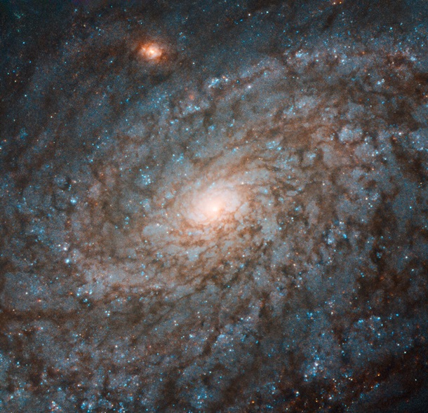 Hubble сфотографировал галактику "из ваты"