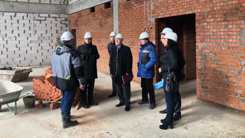 Минстрой Подмосковья проконтролировал ход строительства пристроек к школам в Серпухове
