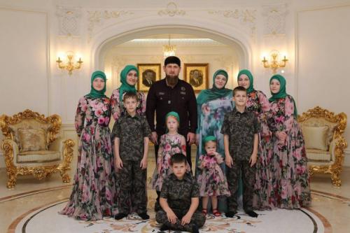 Рамзан Кадыров — глава Чеченской республики Сын первого президента Чечни Ахмата Кадырова возглавил республику 5 апреля 2007 года. Рамзан Кадыров и его жена Медни воспитывают 12 детей — 10 кровных и двух усыновленных. Глава Чеченской республики поддерживает институт приемного родительства — в 2006 году его мать Аймани Кадырова усыновила по просьбе сына 16-летнего подростка, а в 2007 году — 15-летнего мальчика. Сам Рамзан Кадыров не смог усыновить этих детей из-за недостаточной разницы в возрасте. У Главы Чеченской республики 4 кровных сына: 14-летний Ахмат, 13-летний Зелимхан, 12-летний Адам и трехлетний Абдуллах, и 6 дочерей: 21-летняя Айшат, 20-летняя Карина, 17-летняя Хеди, 15-летняя Табарик, 7-летняя Айшура и 5-летняя Эйшат. Старшая дочь Рамзана Кадырова Айшат с 2016 года руководит Домом моды Firdaws, основанным в 2009 году ее матерью Медни Кадыровой, заочно обучаясь на экономическом факультете Чеченского государственного университета. Дочь главы Чечни выпустила несколько коллекций мусульманской одежды. В начале 2017 года Айшат вышла замуж за сына погибшего друга отца, которого знала до свадьбы две недели.