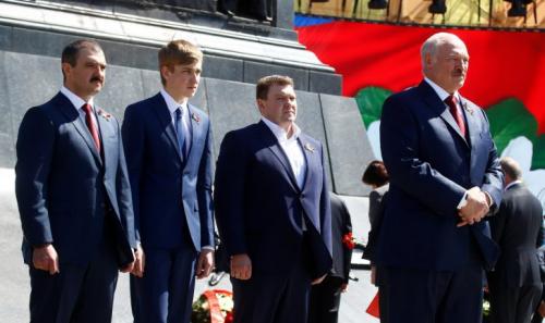 Александр Лукашенко — президент Беларуси Александр Лукашенко стал президентом Беларуси с 20 июля 1994 года. Вместе с супругой Галиной Родионовной, на которой политик женат с 1975 года, он воспитал двоих сыновей: в 1975 году родился Виктор, в 1980 — Дмитрий. С момента вступления в должность Александр Григорьевич живет раздельно с матерью старших детей, не расторгая брак. 31 августа 2004 года у президента Беларуси родился третий сын Николай, имя матери которого Лукашенко скрывает.По сообщениям СМИ, новой избранницей президента Баларуси стала его бывший личный врач — Ирина Абельская. Сейчас младшему сыну Александра Григорьевича 15 лет. Лукашенко несколько раз брал Николая с собой во время официальных визитов в другие страны. У президента Беларуси семеро внуков — четверо от старшего сына Виктора и трое от среднего — Дмитрия.