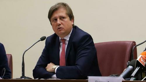 Замглавы министерства здравоохранения Италии Пьерпаоло Силери заразился коронавирусом. На своей странице в Facebook он рассказал, что контактировал с человеком, который, скорее всего, был болен, и, заметив у себя первые симптомы, поспешил пройти тест. Когда стало известно, что результат положительный, он "самоизолировался" и теперь работает из дома. "Моя жена и ребенок по-прежнему здоровы, хотя мы живем в одном доме и дышим одним воздухом", - написал он. Заместитель министра также сообщил, что все его сотрудники чувствуют себя нормально и действуют в соответствии с правилами, установленными итальянским минздравом.