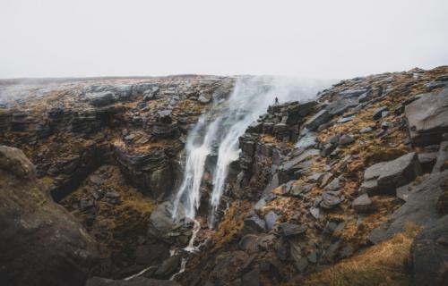 Водопад Kinder Downfall в национальном парке Пик-Дистрикт в центральной и северной Англии. (Фото Sam Walker and Ike Walker | 2020 UK National Parks Photography Competition):