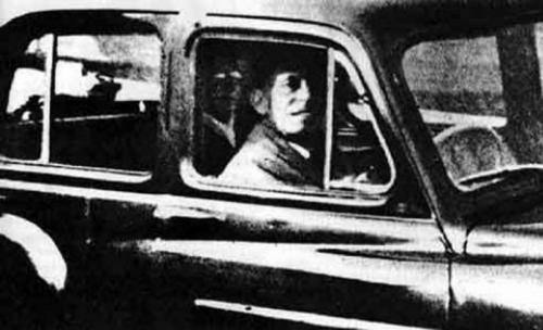 2. Призрак матери Чиннери В 1959 году Мабель Чиннери возвращалась с кладбища, где навещала могилу матери. Она решила сфотографировать своего мужа, который ждал ее в машине. На фотографии отчетливо видно, что на заднем сидении кто-то находится. Мабель без труда опознала в неизвестной фигуре свою мать, умершую несколько лет назад. Эксперты долго изучали фотографию и пришли к выводу, что никаких манипуляций с ней не производилось.