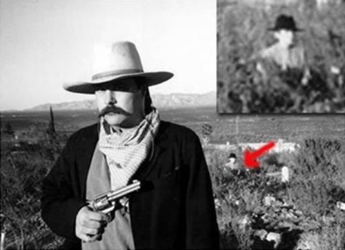 5. Призрак мужчины в шляпе Терри Айк Клэнтон решил сфотографировать на кладбище Батхилл своего друга. Во время фотосессии на территории находились только они, но на фотографии отчетливо виден третий человек — очень невысокий мужчина в черной шляпе. Его рост до сих пор не дает покоя экспертам — либо мужчина стоит на коленях, либо он выходит из могилы.