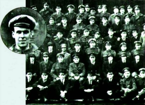 1. Призрак Фредди Одна из самых популярных фотографий с «призраком» была сделана в 1919 году. На групповой фотографии экипажа корабля «Дедал» за одним из мужчин виднеется лицо. Утверждали, что это лицо механика Фредди Джексона, который погиб за несколько дней до этого, попав под лопасти винта. В тот день, когда была снята фотография, состоялись похороны Фредди. Таким образом мужчина якобы захотел попрощаться со своими друзьями и коллегами.