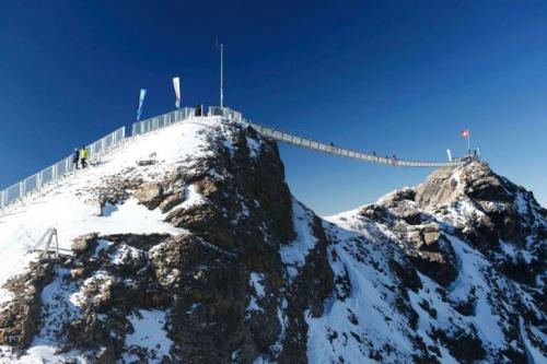 1. Peak Walk, Швейцария. Этот потрясающий подвесной мост, длиной 107 метров, соединяет две вершины Швейцарских Альп — пик Scex Rouge и Glacier 3000 — на высоте… 3000 метров.