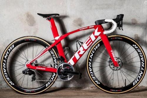 8. Велосипед Trek Madone SLR 9 Disc eTap – 12 500 долларов С 1970-х годов имя компании Trek было одним из ведущих в велоиндустрии. Это пример классической истории успеха бизнеса, начавшегося в гараже и проложившего себе путь к вершине в своей отрасли. Наряду с таким невероятным успехом, компании удалось создать несколько лучших в истории велосипедов, но цена на них кусается. Велосипед Trek Madone SLR 9 Disc eTap переплюнет все велосипеды. Его каркас сделан из углеродного волокна, а электронное управление передачами делает его идеальным транспортным средством для дальних и коротких спринтерских гонок. Для максимальной эффективности велосипед снабжен аэродинамической рамой и колесами с особенным дизайном. Этот велосипед предназначен для лучших из лучших велогонщиков и обеспечивает почти несправедливое преимущество в велогонках. Для большинства гонщиков его ценник в 12 500 долларов делает велосипед практически недосягаемым. Итак, в следующий раз, когда вы будете искать новый велосипед, взгляните на этот.