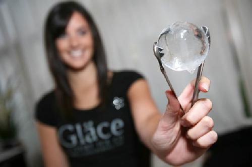 10. Кубики льда Glаce Luxury Ice Co. – 325 долларов Компания Glаce Luxury Ice Co., которая когда-то начиналась как бизнес-школа, продает то, что отлично охладит ваш напиток. Их кубики льда и ледяные сферы идеально геометрически правильные, и компания утверждает, что, следуя математическим законам, они наиболее эффективно охлаждают ваш напиток. Лед продается в упаковках по 50 кубиков, 50 сфер или в упаковках по 25 кубиков/25 сфер. Приобрести его можно онлайн. Всего 325 долларов, и одна из таких упаковок может стать вашей. Вода, из которой делают кубики и сферы, полностью очищается, чтобы не испортить вкус вашего спиртного напитка. Утверждается, что лед полностью тает за примерно 15-30 минут, что позволяет вам в полной мере насладиться охлажденным напитком.