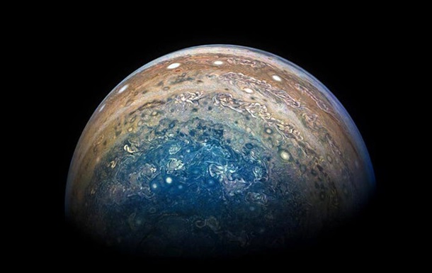 Спутник NASA прислал новые фотографии Юпитера