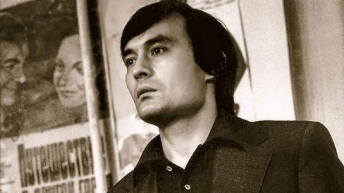 Талгат часто переезжал с места на место, пока был подростком. Во Фрунзе (современный Бишкек) он работал на сахарном заводе и в сапожной мастерской днем, а по вечерам ходил на бальные танцы, легкую атлетику, занимался в драмкружке и мечтал о карьере кинорежиссера.