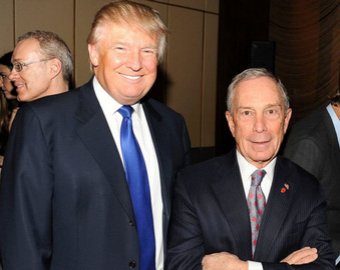 Трамп спародировал Блумберга, спрятавшись за трибуну Трамп спародировал Блумберга, спрятавшись за трибуну