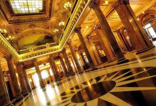 Casino de Monte Carloпо (Монако) Расположенное в Монако Casino de Monte Carloпо по праву заслуживает всемирного признания. Роскошный фасад из мрамора, многочисленные колонны, богатое убранство залов, VIP-залы для привилегированных особ, 316 современных слот-автоматов, 35 игровых столов и все блага для удовольствия от игры и отдыха. Все в казино Casino de Monte Carlo создает особую элитную атмосферу для увлекательной игры.