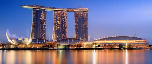 Marina Bay Sands Marina Bay Sands (Сингапур) — это впечатляющее своей уникальностью, масштабностью и дорогим видом казино Сингапура, расположившееся на берегу красивейшего залива Марина Бэй. Казино представляет собой невероятный по красоте и размаху комплекс из трех 55-этажных башен высотой 200 метров. Соединяет башни расположенный на их крышах уникальный панорамный бассейн. К услугам гостей казино — 600 столов для живой игры и 2300 самых современных игровых автоматов. Ежедневно казино посещают около 25 тысяч человек.