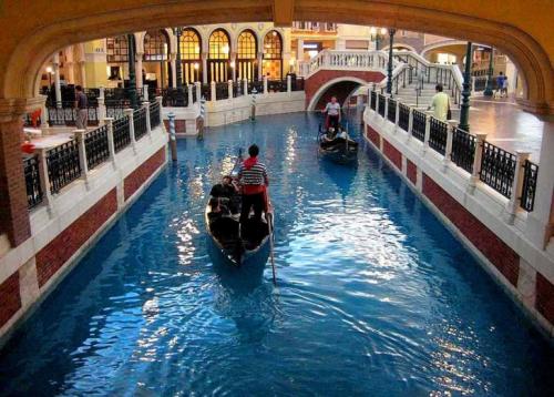 Казино Venetian Macao Казино Venetian Macao — это собственная Венеция в великолепном Макао. Отель-казино построен в 2007 году в венецианском стиле. На его территории находятся водные каналы, по которым плавают гондолы с гондольерами. В залах казино, оформленных в богатом венецианском стиле, установлено 800 игровых столов и почти 3500 игровых автоматов. Отель-казино Venetian Macao занимает площадь более 50 000 кв. м.