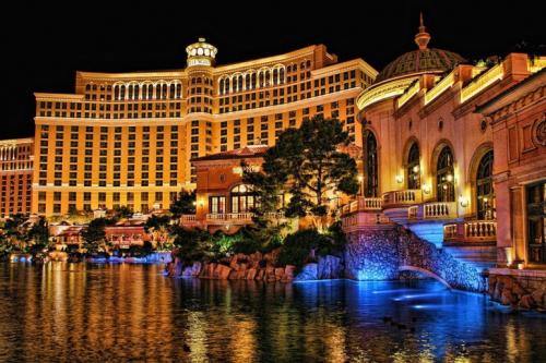 Казино-отель Bellagio Казино-отель Bellagio — это масштабный комплекс, открывшийся в 1998 году в центре Лас-Вегаса. Белладжио — самое дорогое казино Города Греха, его стоимость более 1,6 млрд долларов. В роскошных залах казино установлено 200 столов для всех популярных азартных игр и 2000 самых ошеломляющих игровых автоматов. Казино Bellagio славится своими ресторанами и известным шоу Cirque Du Sjleit. Завсегдатаи казино Белладжио — многие известные мировые личности.