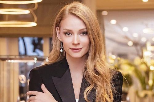 На факультете рекламы, который выбрала для себя будущая знаменитость, считать и анализировать приходилось ничуть не меньше. Поэтому, когда Свете предложили попробовать себя в качестве модели, она, не раздумывая, согласилась. Ходченкова заключила первый контракт и полгода проработала в Японии — этого времени было достаточно, чтобы понять: модельный бизнес не для нее.