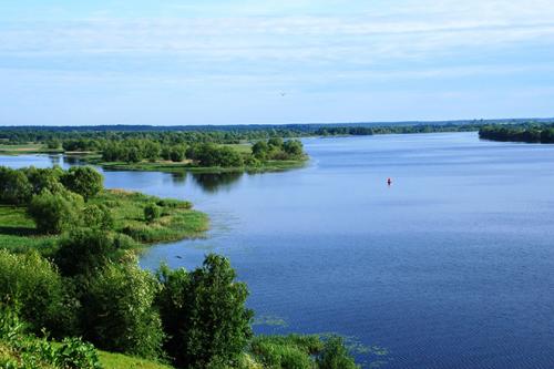 Она рождается на Валдайской возвышенности, несет свои воды до Каспийского моря, при впадении в которое образует широкую дельту. Южная часть реки служит местом обитания ценных пород рыбы, в этих же районах находят скифское золото, что не случайно. Ведь еще Геродот, описавший Волгу в 5 веке до нашей эры, указал ее принадлежность к Скифии.