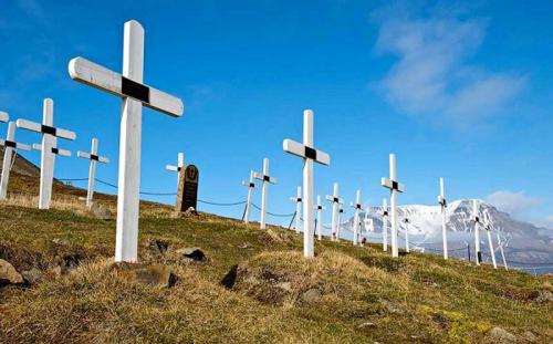 Город, где запрещено умирать Если вы планируете жить вечно, поезжайте в отдалённый норвежский городок Лонгйирбюен, где умирать запрещено законом. Это связано с тем, что тела в вечной мерзлоте не разлагаются. Местное кладбище закрылось для новых захоронений 70 лет назад. Так что если кто-нибудь тяжело заболеет, то его немедленно переправят на самолёте на большую землю, где человек может спокойно встретить свой конец без проблем с законом.