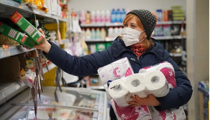 Женщина в маске в магазине