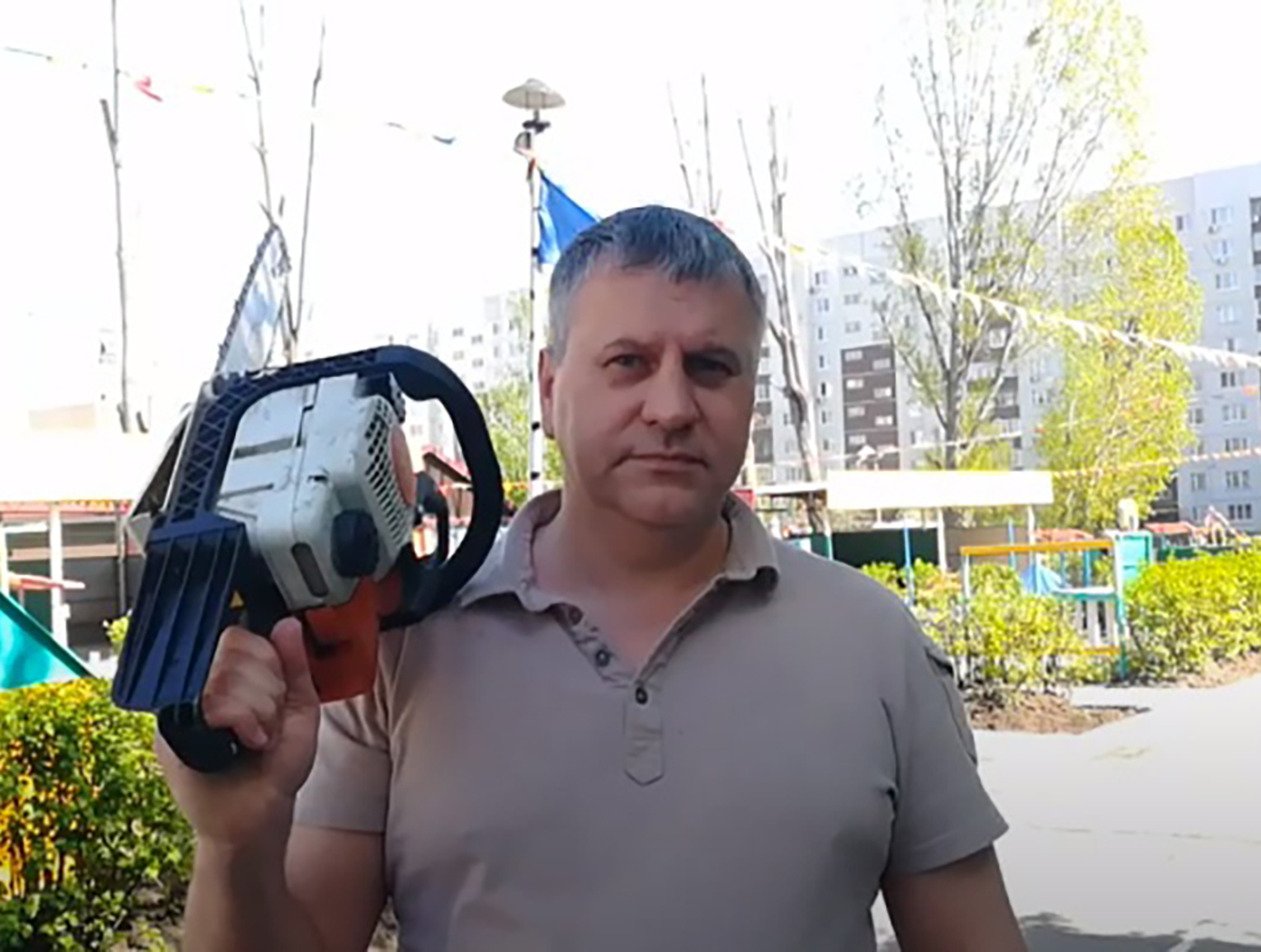 «К распилу бюджета готов»: депутат записал видео с бензопилой и опозорился