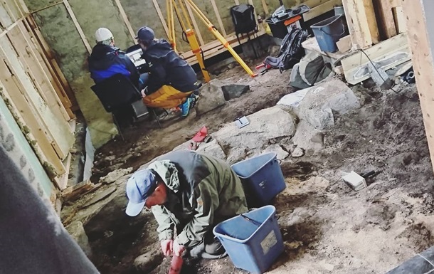 Семейная пара во время ремонта в доме нашла могилу викинга